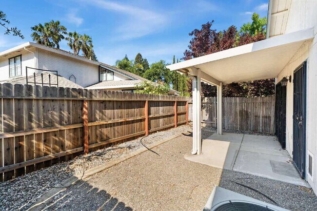 Building Photo - 5740 Laguna Park Dr