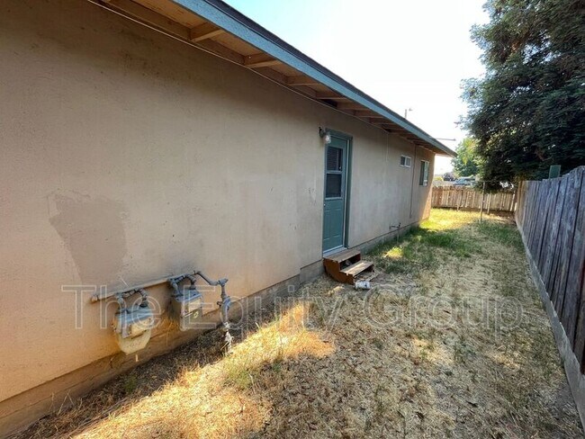 Building Photo - 401 S Valencia Blvd