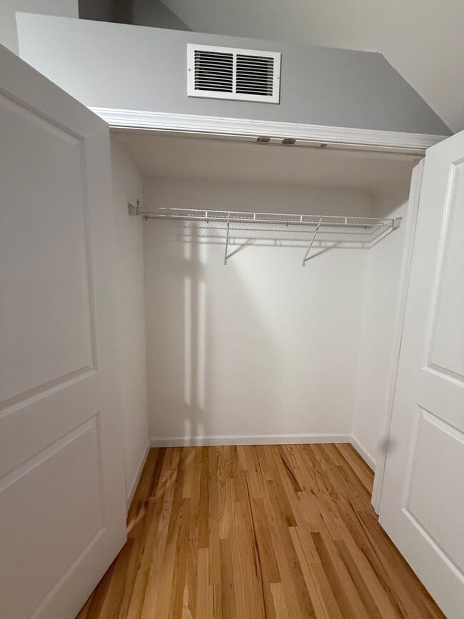 Building Photo - Beautifully Renovated 2 bedroom home with ...