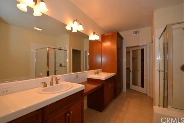 Building Photo - 33 Wonderland