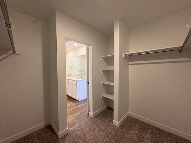 Building Photo - Gorgeous End-Unit Townhome in beautiful Salem!