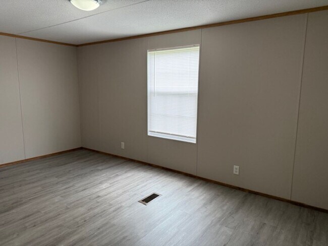 Building Photo - Greenback 37742 - 3 bed 2 bath mobile home...