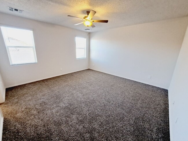 Building Photo - Energy Efficient Home 3bed 2 bath in Huning.