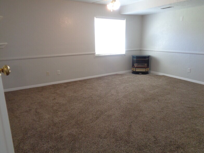 Building Photo - 8816 W Florence Dr