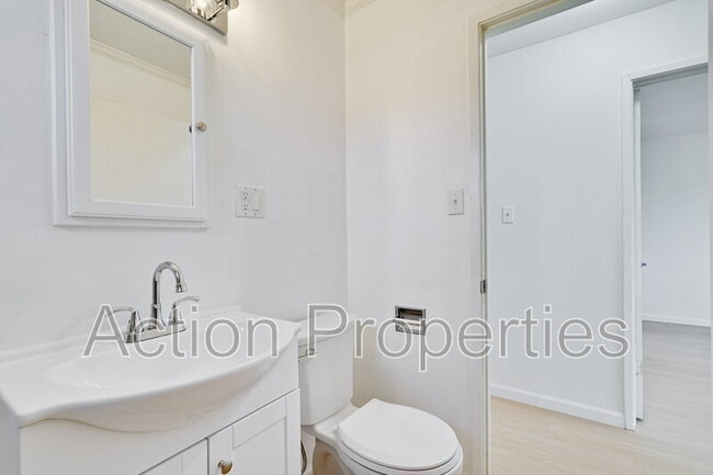 Building Photo - 709 6th Ave