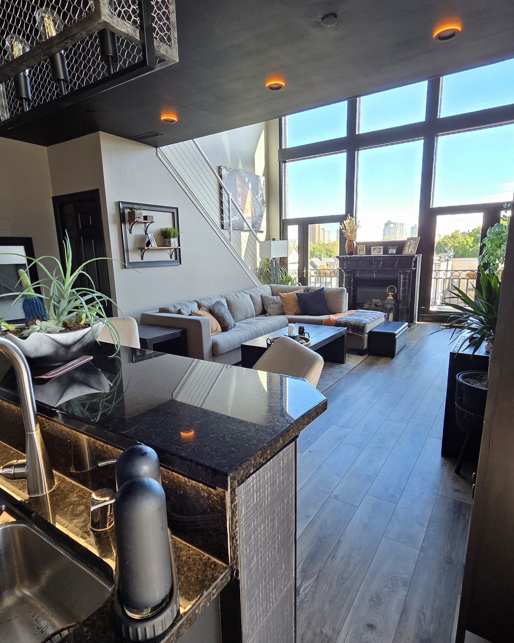 Building Photo - 1515 N Van Buren St