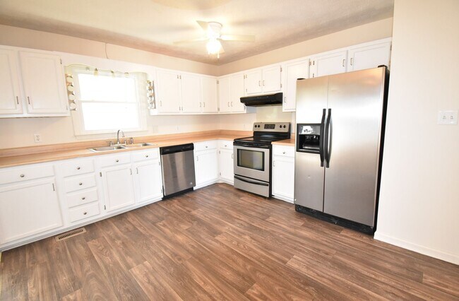 Building Photo - 3 Bedroom and 2 Bath Home (No Pets)