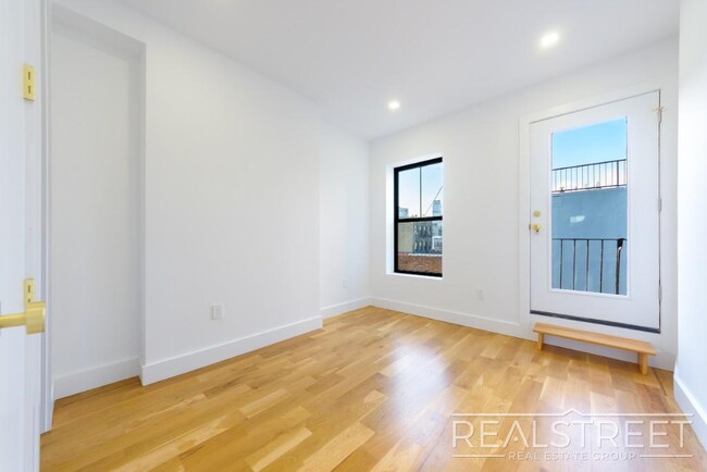 Building Photo - Stunning 3 bed 3 Bath with WD in unit and ...