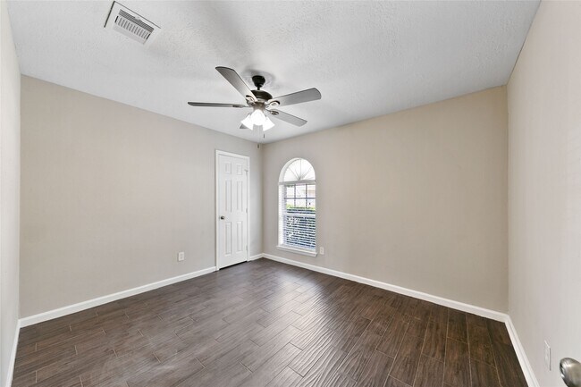 Building Photo - 1710 Foxwood Ct