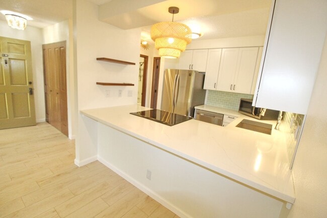 Building Photo - Cat-Friendly Upgraded Unit Located A Half ...