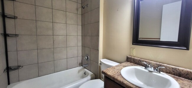 Building Photo - 3 Bedroom Home $1095! 2 Living Areas! Sout...