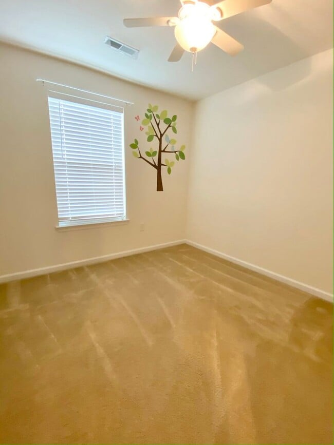 Building Photo - Gorgeous 4-Bed Townhome located in North W...