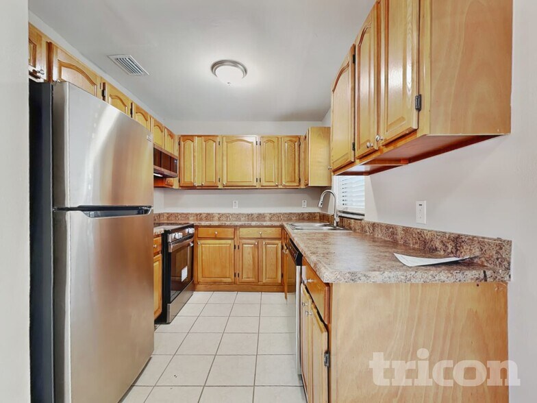 Building Photo - 5110 Cresthill Dr