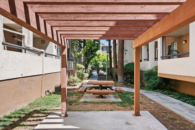 Building Photo - Great Woodland Hills Location!