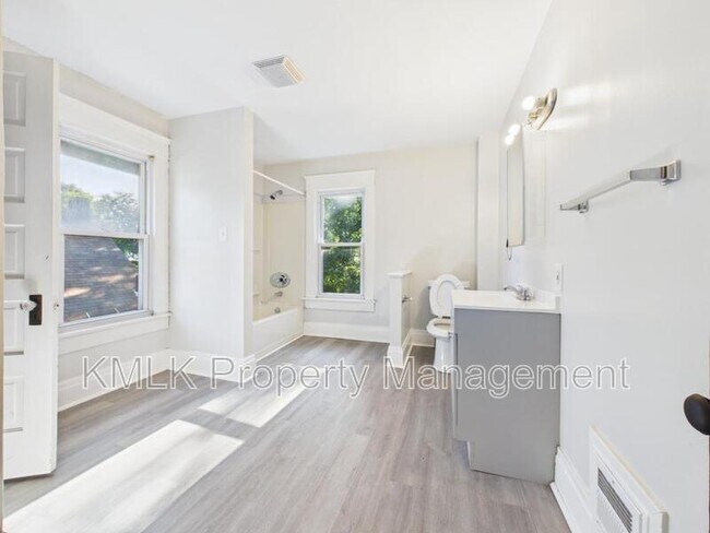 Building Photo - 701 Kling St