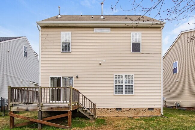 Building Photo - 610 Crosstie St