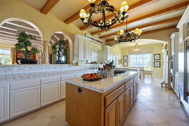 Building Photo - 6690 La Jolla Scenic S Dr