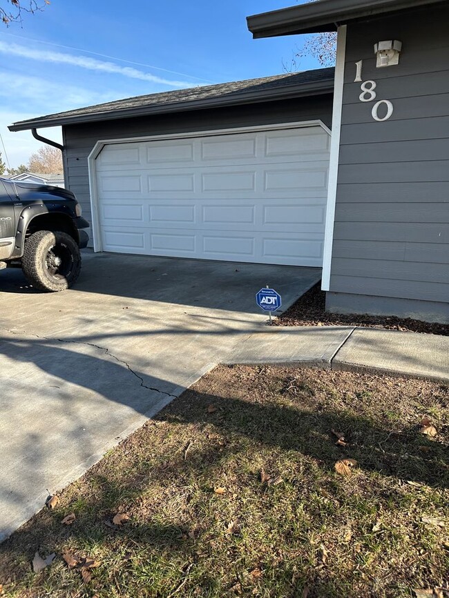 Building Photo - Beautiful Hermiston Home