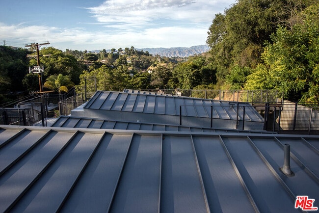 Building Photo - 8870 Wonderland Ave