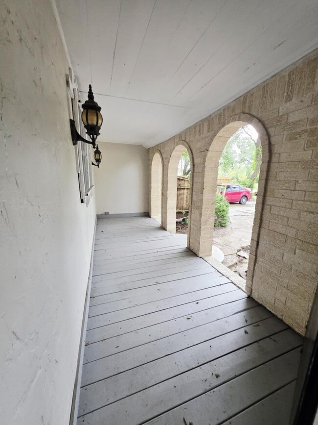 Building Photo - 6109 Saxon Dr