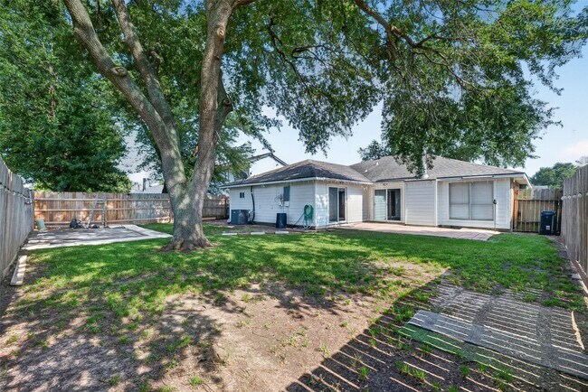 Building Photo - 10911 Pecan Dr