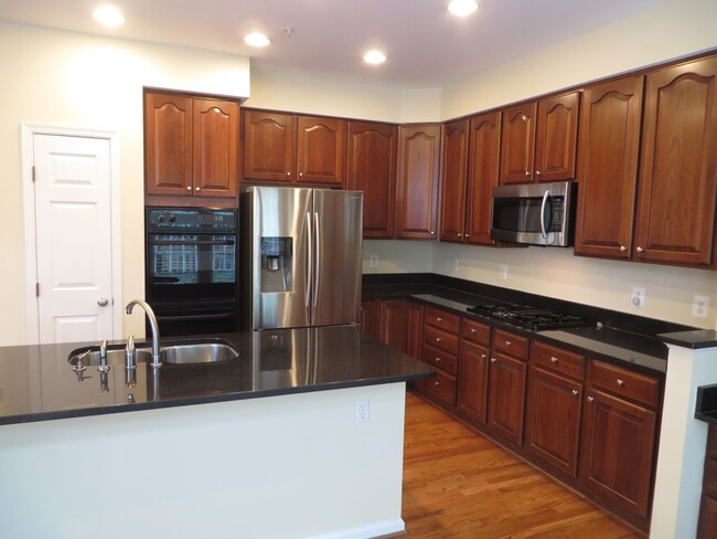 Building Photo - Beautiful Townhome - Vienna