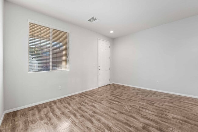 Building Photo - 3 BEDROOM IN HENDERSON WITH COMMUNITY POOL...