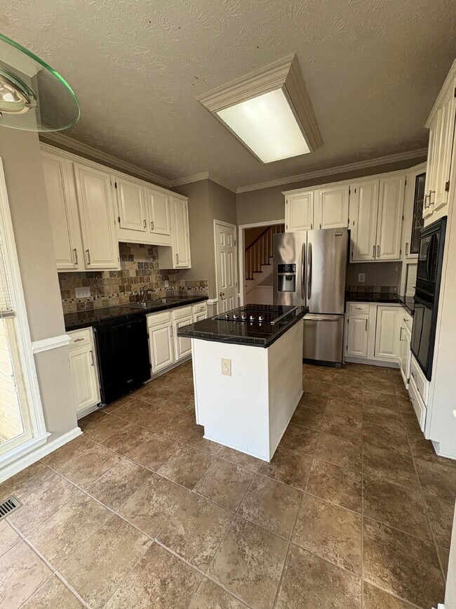 Building Photo - Beautiful executive home, in desirable neighborhood close to schools and Fort Bragg