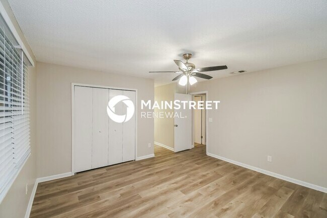 Building Photo - 3 Bedroom Pet-Friendly Home in Jacksonville, FL with Main Street Renewal