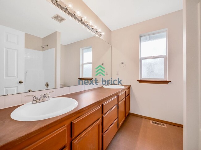 Building Photo - 4 Bed and 2.5 Bath Single-family Home Avai...