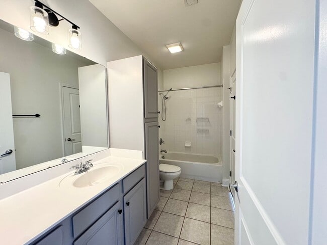Building Photo - Stylish 1-Bedroom Corner Unit with Balcony – Minutes from Uptown Charlotte! Only $1,595!