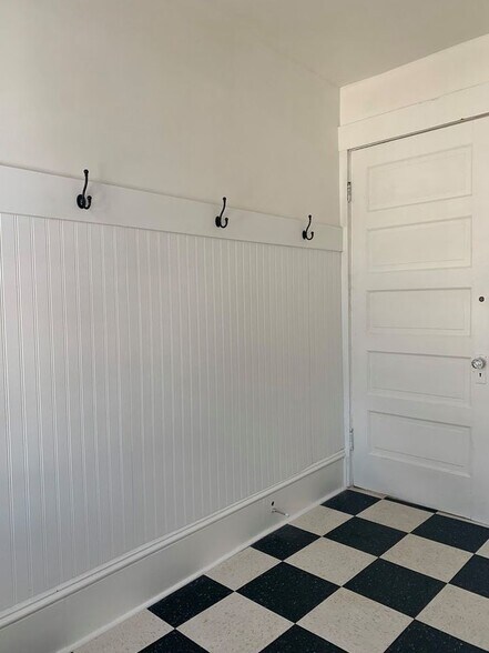 Entry - 4023 woburn ave