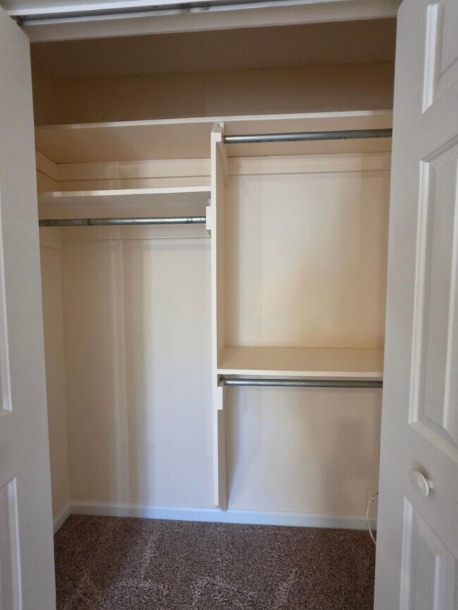 Building Photo - 450 Derek Dr