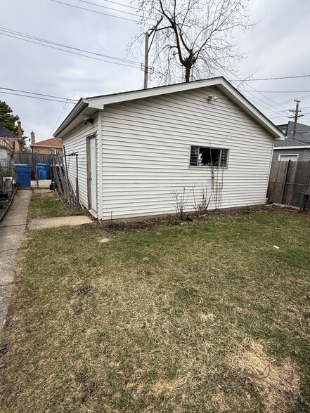 Building Photo - 3136 N Olcott Ave