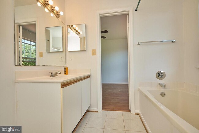 Building Photo - 46760 Hobblebush Terrace