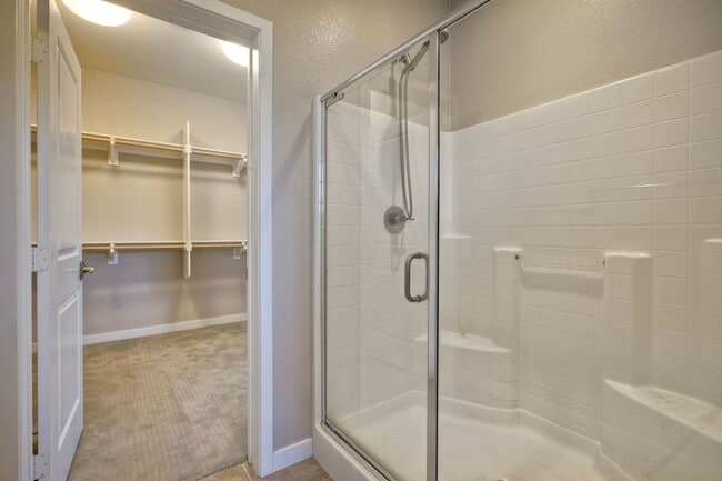 Building Photo - 3 Br/2.5 Ba townhome w Loft and 2 car atta...