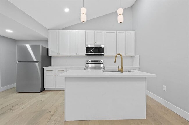 Building Photo - 1508 Rockdale Cir