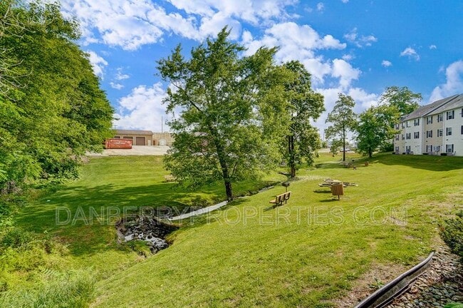 Building Photo - 1105 N Byrne Rd