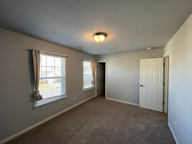 Building Photo - 4 Bedroom 3 Bath - Gorgeous Backyard in Le...