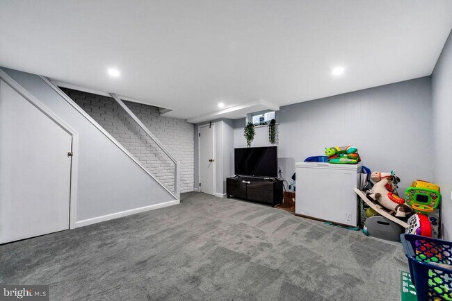 Building Photo - 945 Fariston Dr