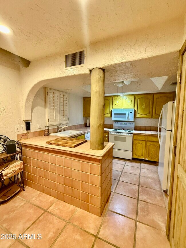 Building Photo - 4303 E Cactus Rd