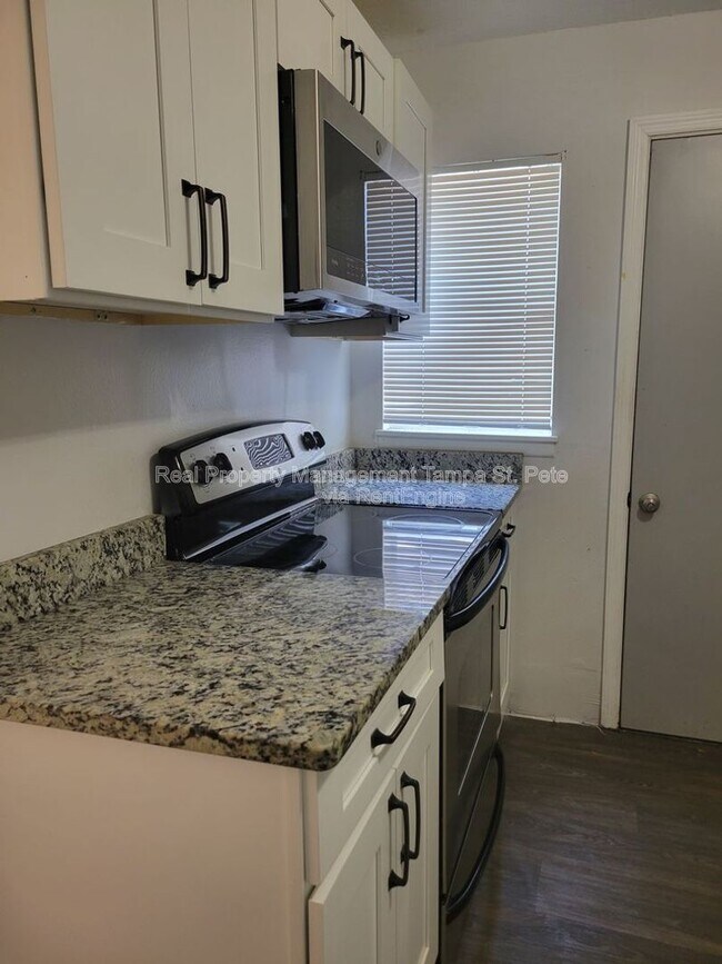 Building Photo - 618 17th Ave S