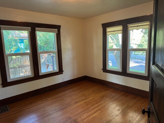 Building Photo - 1034 E Whitman St