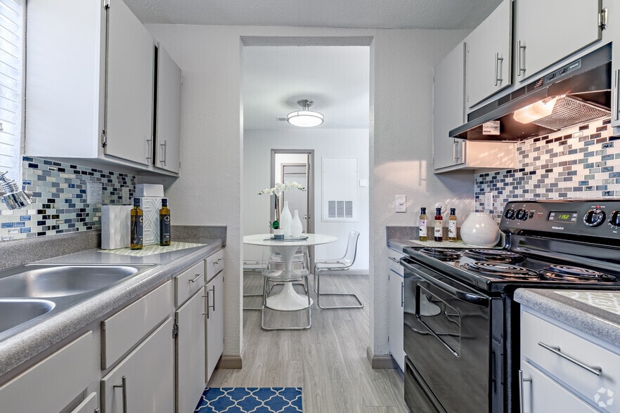 1BR, 1BA - 685SF (A2) - Kitchen - Element Apartments