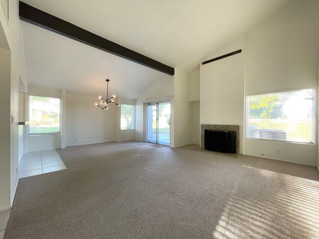 Building Photo - AVAILABLE NOW! BEAUTIFUL 2 Bed 2 Bath Cond...