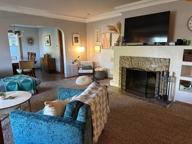 Building Photo - 215 W 19th Ave