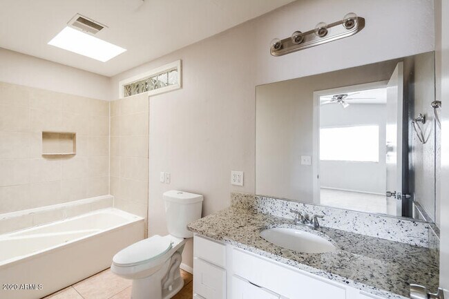 Building Photo - 10915 W Glenrosa Ave