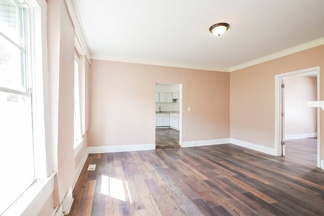 Building Photo - 1304 Avenue G