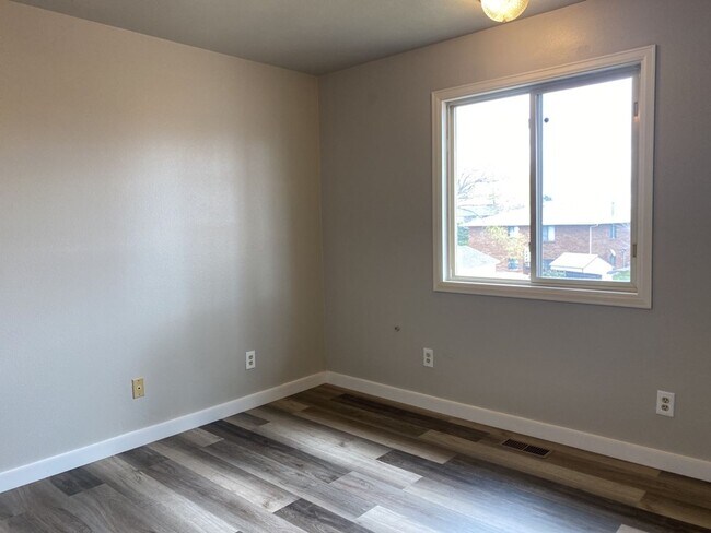Building Photo - 2 Bedroom 2 Bath Townhome w/ large 2 car garage - Freshly remodeled - Available Now