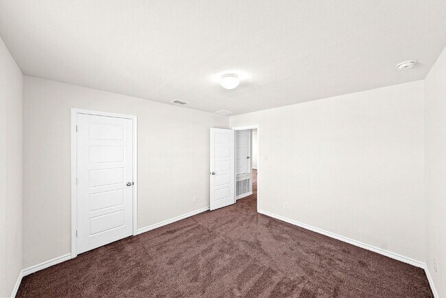 Building Photo - 1 MONTH FREE RENT WITH 18 - 24 MONTH LEASE!!! AVAILABLE THROUGH MARCH ONLY!